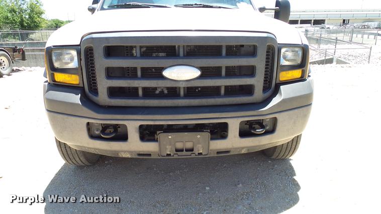 image for item DA6226 2006 Ford F550 Crew Cab truck cab and chassis