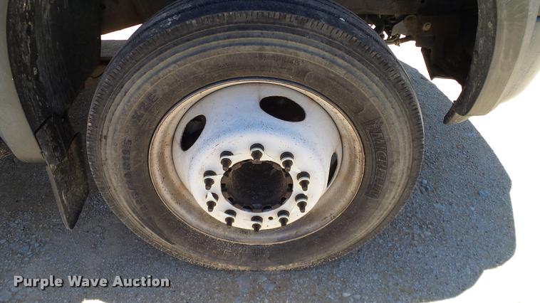 image for item DA6226 2006 Ford F550 Crew Cab truck cab and chassis