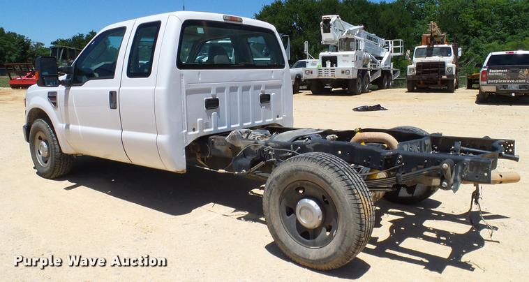 image for item DA6228 2008 Ford F350 Super Duty SuperCab pickup truck cab and chassis