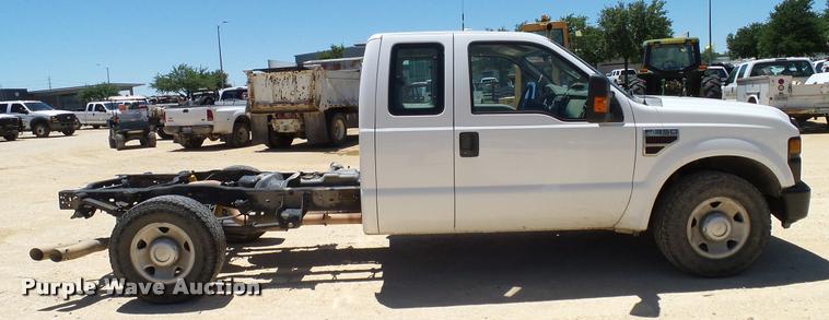 image for item DA6228 2008 Ford F350 Super Duty SuperCab pickup truck cab and chassis