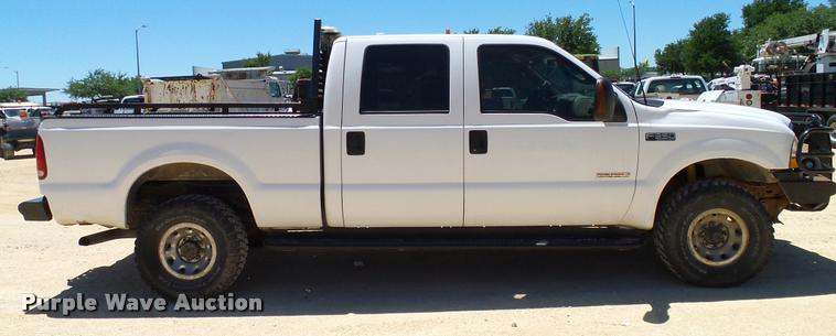 image for item DA6229 2004 Ford F350 Super Duty Crew Cab pickup truck