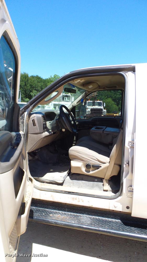 image for item DA6229 2004 Ford F350 Super Duty Crew Cab pickup truck