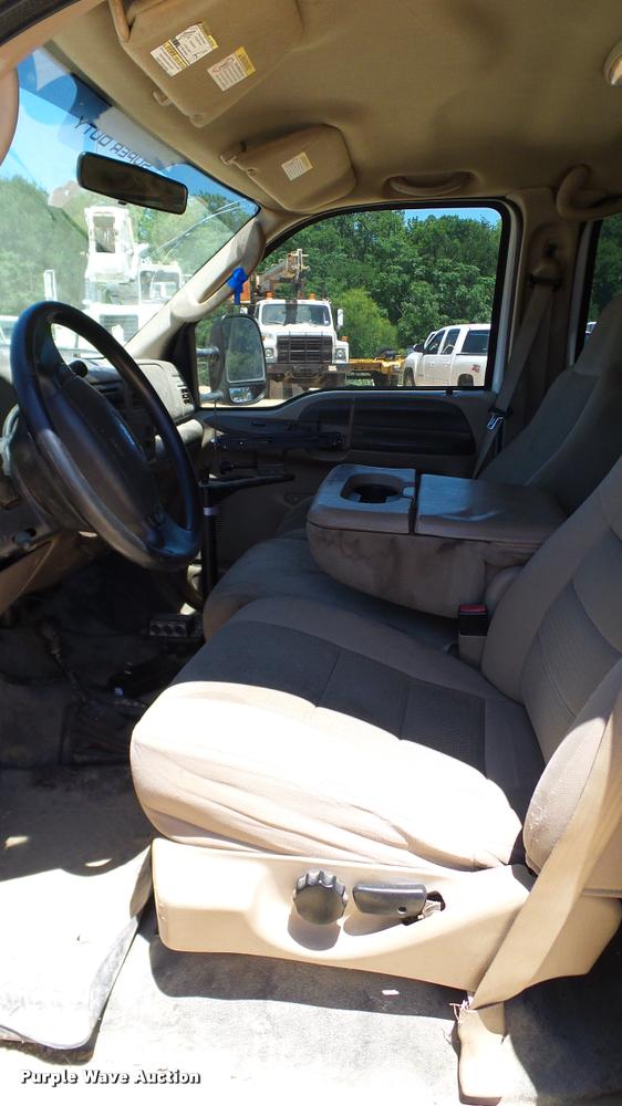 image for item DA6229 2004 Ford F350 Super Duty Crew Cab pickup truck