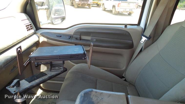 image for item DA6229 2004 Ford F350 Super Duty Crew Cab pickup truck