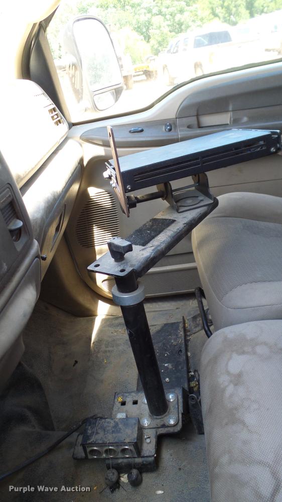 image for item DA6229 2004 Ford F350 Super Duty Crew Cab pickup truck