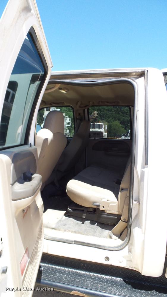 image for item DA6229 2004 Ford F350 Super Duty Crew Cab pickup truck