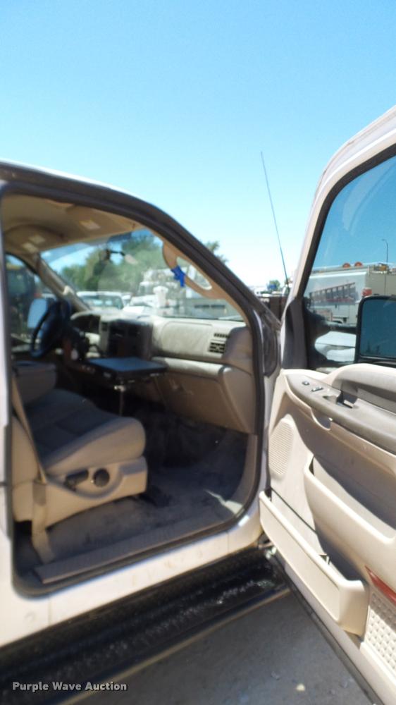 image for item DA6229 2004 Ford F350 Super Duty Crew Cab pickup truck