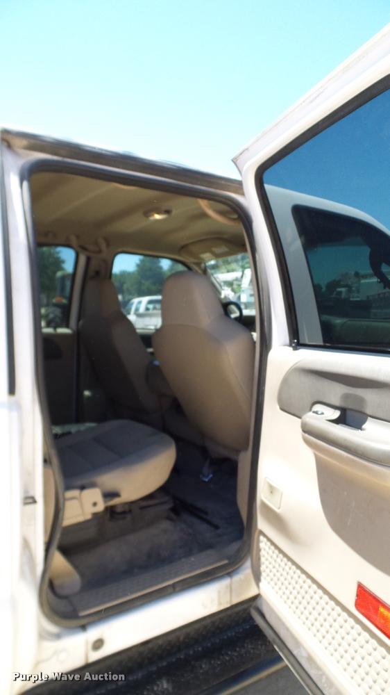 image for item DA6229 2004 Ford F350 Super Duty Crew Cab pickup truck