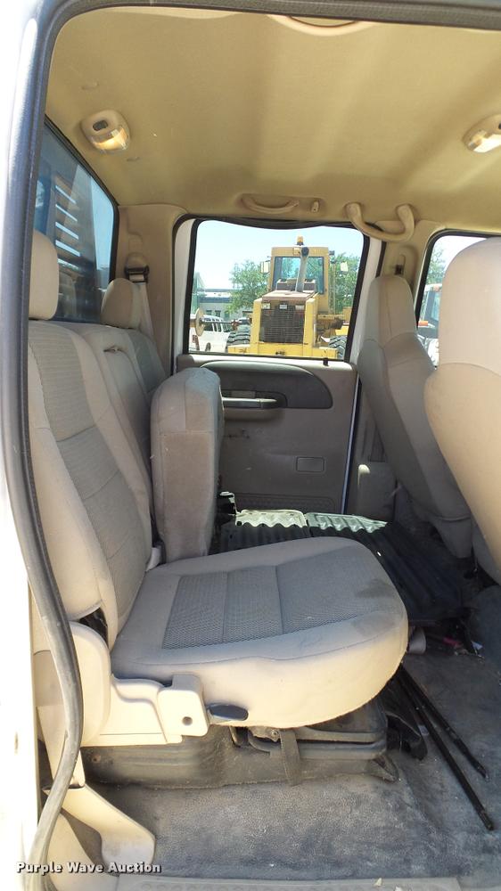 image for item DA6229 2004 Ford F350 Super Duty Crew Cab pickup truck
