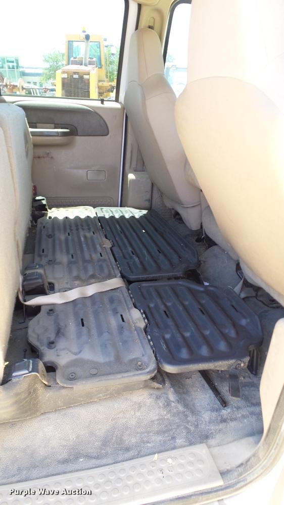 image for item DA6229 2004 Ford F350 Super Duty Crew Cab pickup truck