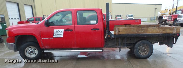 image for item DA6353 2009 GMC Sierra 2500HD Crew Cab flatbed pickup truck