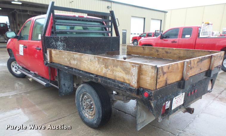 image for item DA6353 2009 GMC Sierra 2500HD Crew Cab flatbed pickup truck