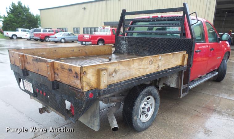 image for item DA6353 2009 GMC Sierra 2500HD Crew Cab flatbed pickup truck
