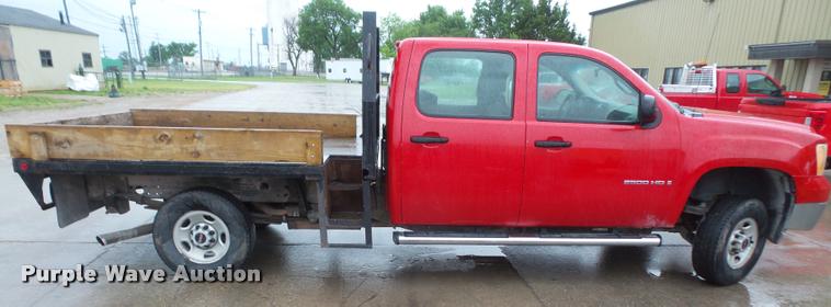 image for item DA6353 2009 GMC Sierra 2500HD Crew Cab flatbed pickup truck