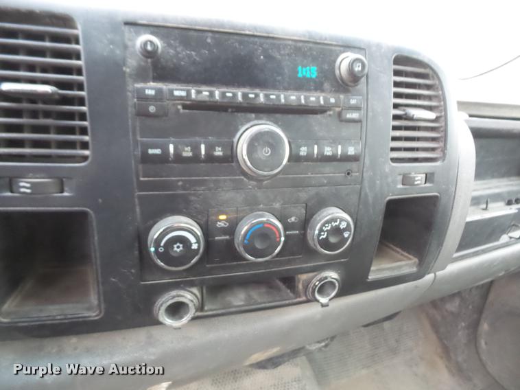 image for item DA6353 2009 GMC Sierra 2500HD Crew Cab flatbed pickup truck