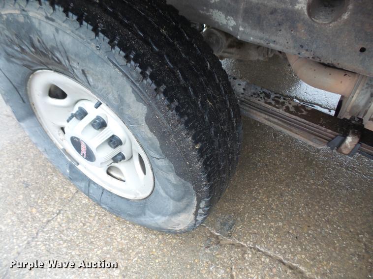 image for item DA6353 2009 GMC Sierra 2500HD Crew Cab flatbed pickup truck