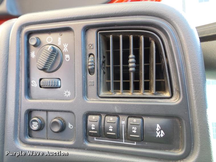 image for item DA6407 2003 Chevrolet Silverado 2500HD Crew Cab pickup truck