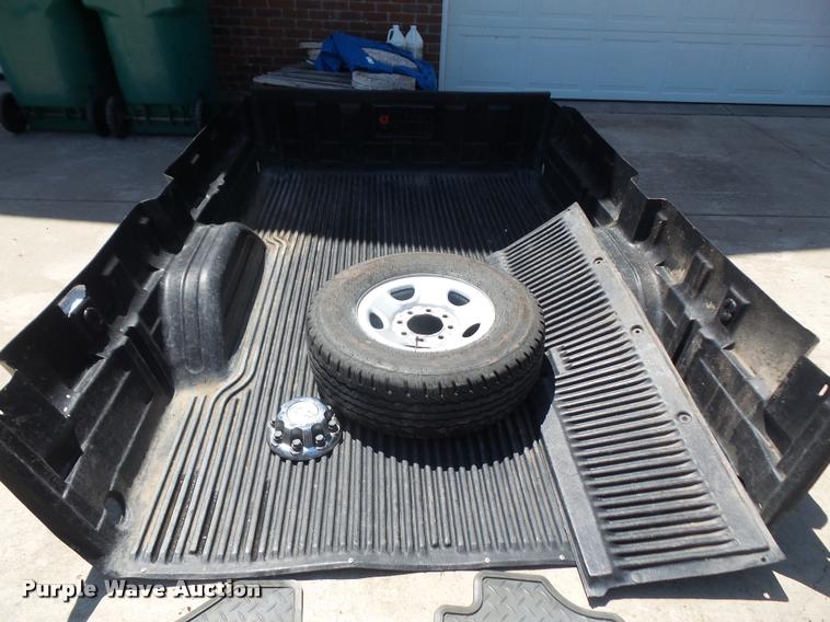 image for item DA6407 2003 Chevrolet Silverado 2500HD Crew Cab pickup truck