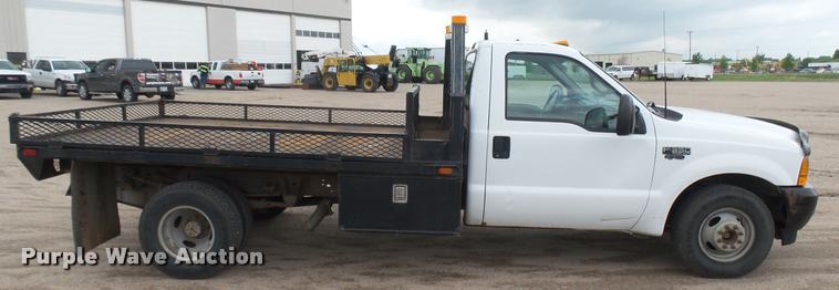 image for item DA7833 2001 Ford F350 Super Duty flatbed pickup truck