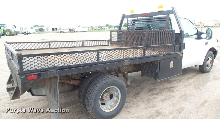 image for item DA7833 2001 Ford F350 Super Duty flatbed pickup truck