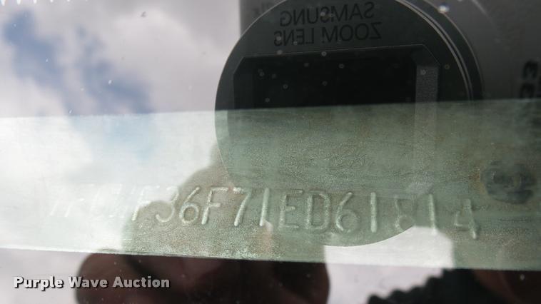 image for item DA7833 2001 Ford F350 Super Duty flatbed pickup truck