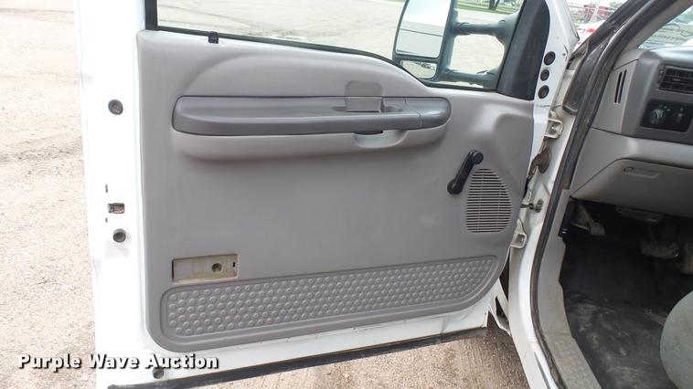 image for item DA7833 2001 Ford F350 Super Duty flatbed pickup truck