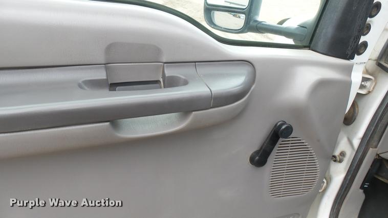 image for item DA7833 2001 Ford F350 Super Duty flatbed pickup truck