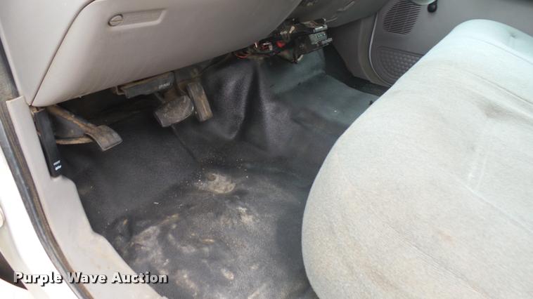 image for item DA7833 2001 Ford F350 Super Duty flatbed pickup truck