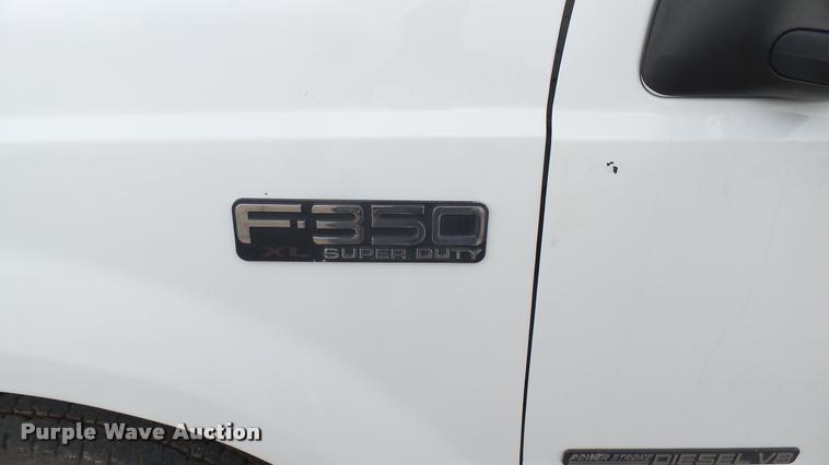 image for item DA7833 2001 Ford F350 Super Duty flatbed pickup truck