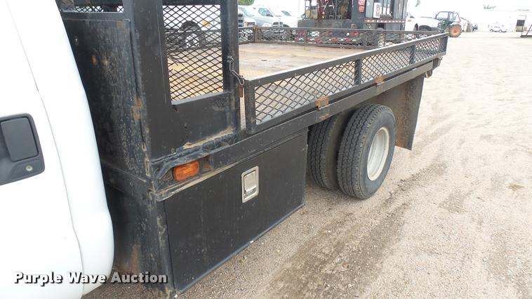 image for item DA7833 2001 Ford F350 Super Duty flatbed pickup truck