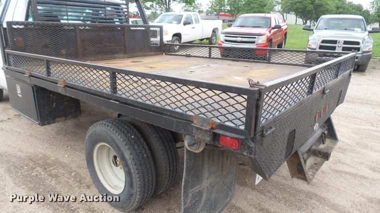 image for item DA7833 2001 Ford F350 Super Duty flatbed pickup truck