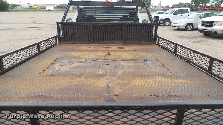 image for item DA7833 2001 Ford F350 Super Duty flatbed pickup truck