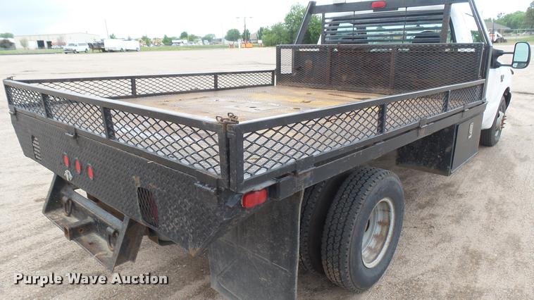 image for item DA7833 2001 Ford F350 Super Duty flatbed pickup truck