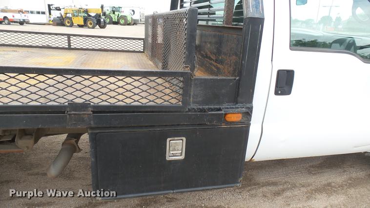 image for item DA7833 2001 Ford F350 Super Duty flatbed pickup truck