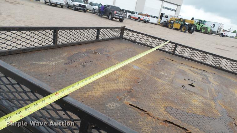 image for item DA7833 2001 Ford F350 Super Duty flatbed pickup truck