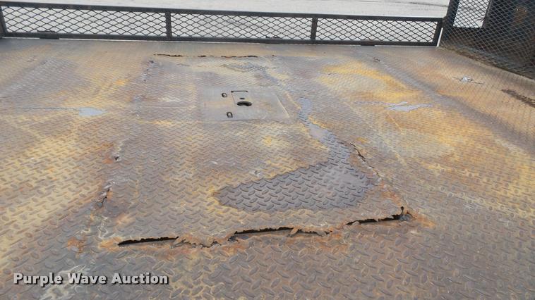 image for item DA7833 2001 Ford F350 Super Duty flatbed pickup truck