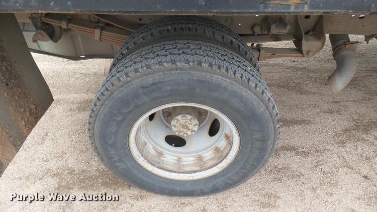 image for item DA7833 2001 Ford F350 Super Duty flatbed pickup truck