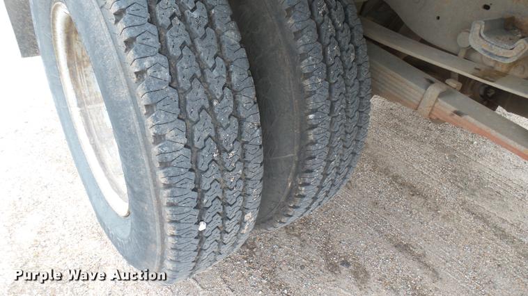 image for item DA7833 2001 Ford F350 Super Duty flatbed pickup truck