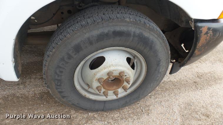 image for item DA7833 2001 Ford F350 Super Duty flatbed pickup truck