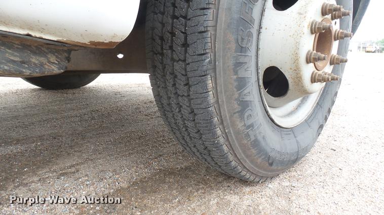 image for item DA7833 2001 Ford F350 Super Duty flatbed pickup truck