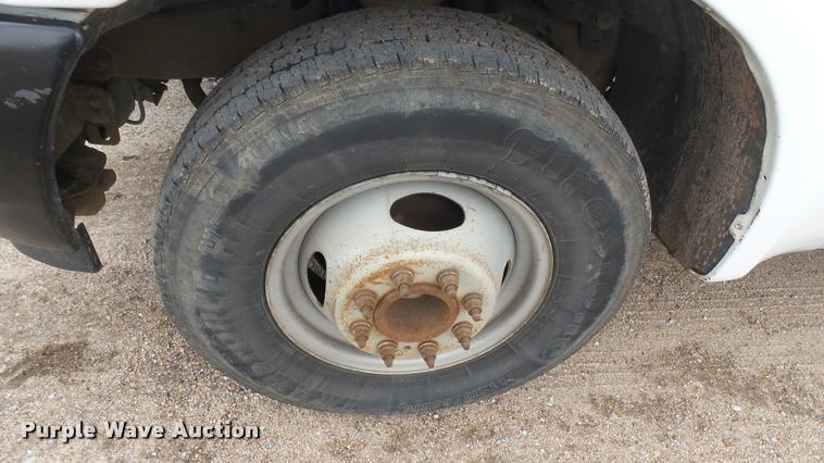 image for item DA7833 2001 Ford F350 Super Duty flatbed pickup truck