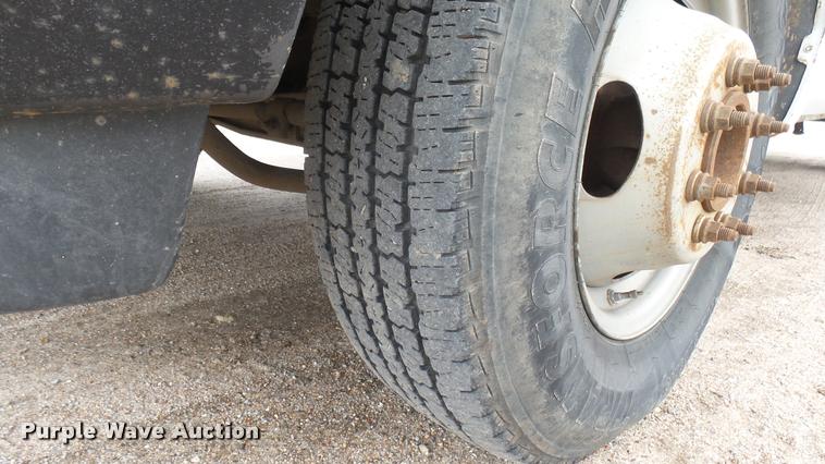 image for item DA7833 2001 Ford F350 Super Duty flatbed pickup truck