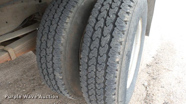 image for item DA7833 2001 Ford F350 Super Duty flatbed pickup truck