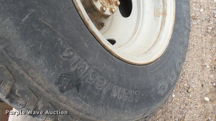 image for item DA7833 2001 Ford F350 Super Duty flatbed pickup truck