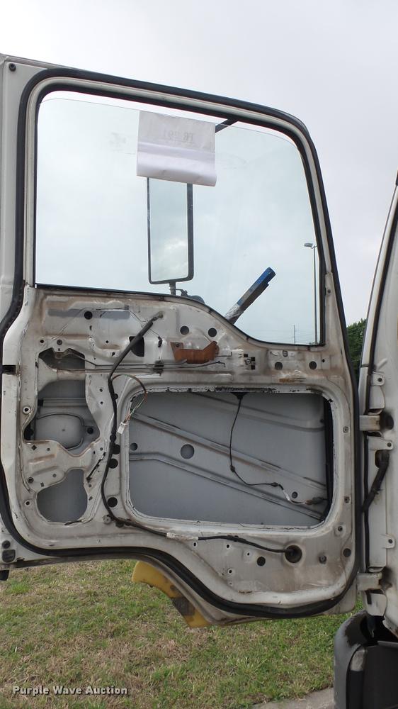 image for item DA7862 1999 GMC T6500 box truck