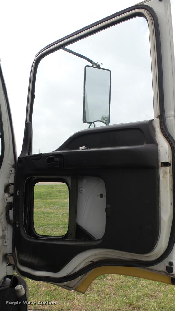 image for item DA7862 1999 GMC T6500 box truck