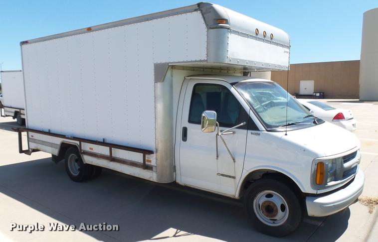 image for item DA7868 2001 Chevrolet Express G3500 box truck