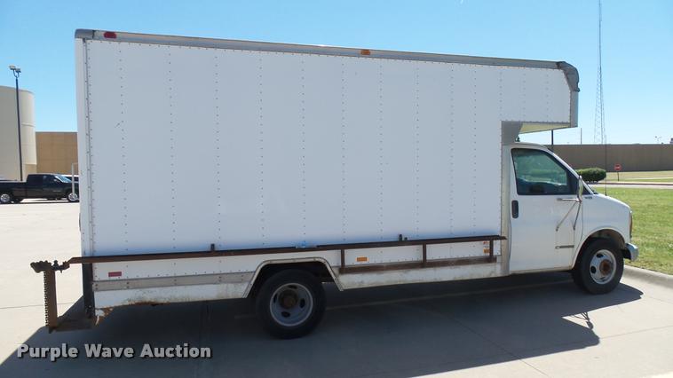 image for item DA7868 2001 Chevrolet Express G3500 box truck