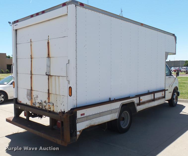 image for item DA7868 2001 Chevrolet Express G3500 box truck