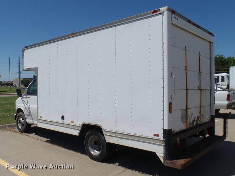 image for item DA7868 2001 Chevrolet Express G3500 box truck